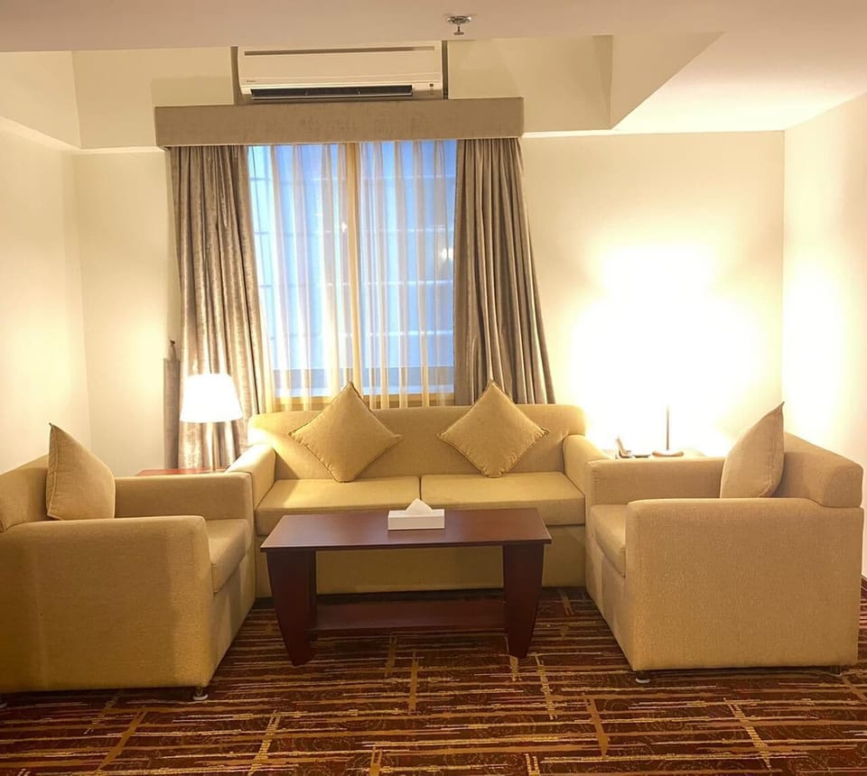 Executive Suite | Living area | 32-inch LED TV with cable channels, TV