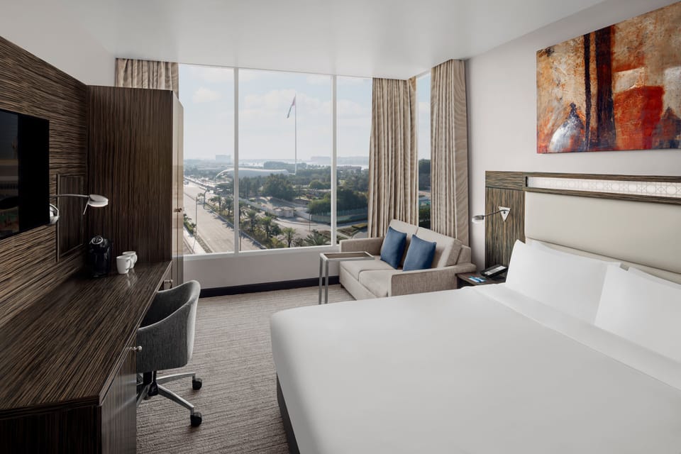 Minibar, in-room safe, desk, iron/ironing board