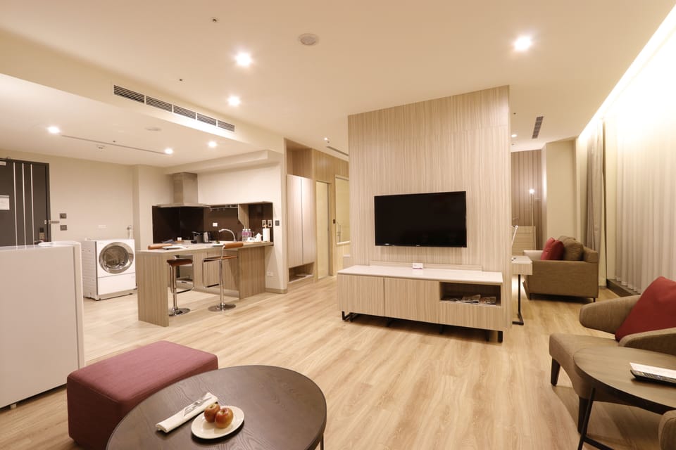 Executive Suite | Living room | 40-inch LCD TV with cable channels, TV