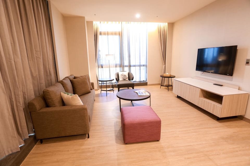 Executive Suite | Living area | 40-inch LCD TV with cable channels, TV