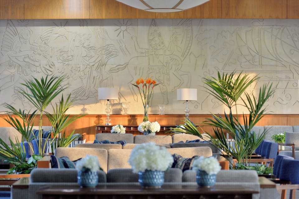 Lobby lounge