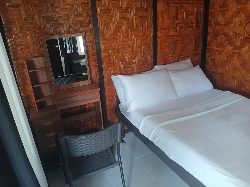 Deluxe Room | Desk, iron/ironing board, bed sheets