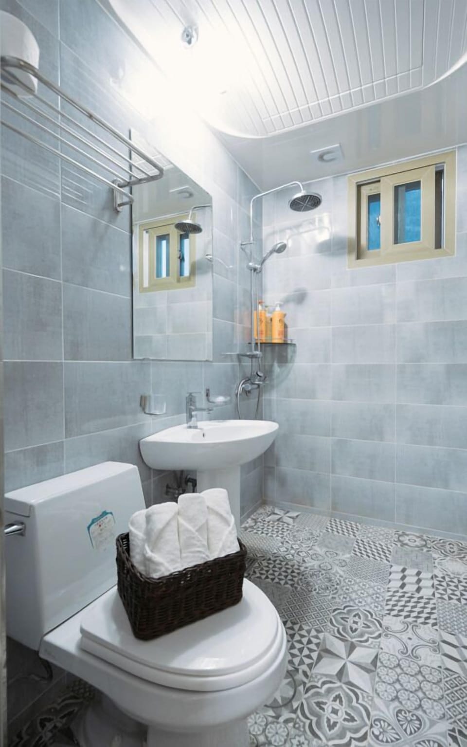 Shower, free toiletries, hair dryer, towels