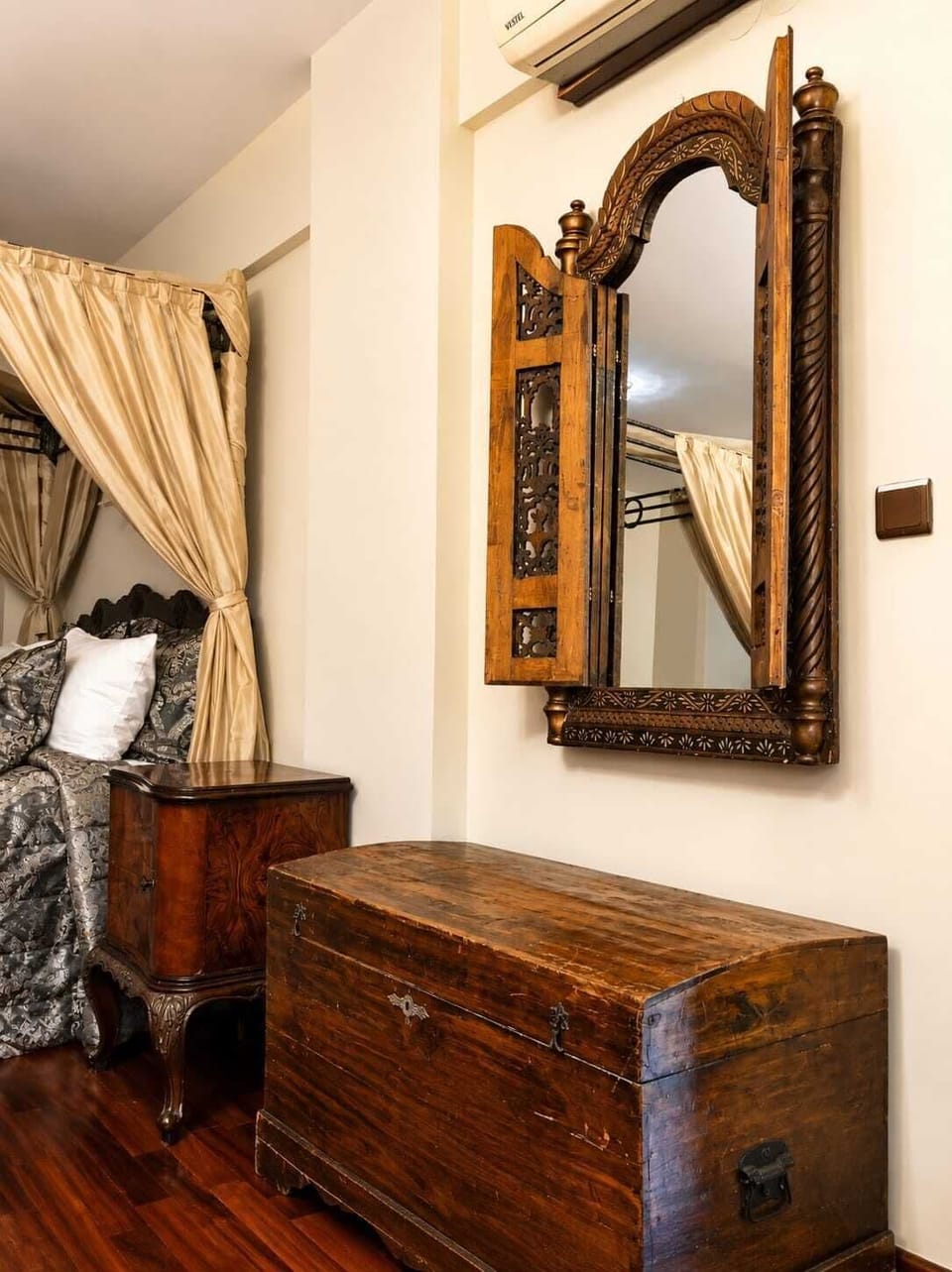 Deluxe Suite, 1 King Bed with Sofa bed, City View | Egyptian cotton sheets, premium bedding, memory foam beds, minibar