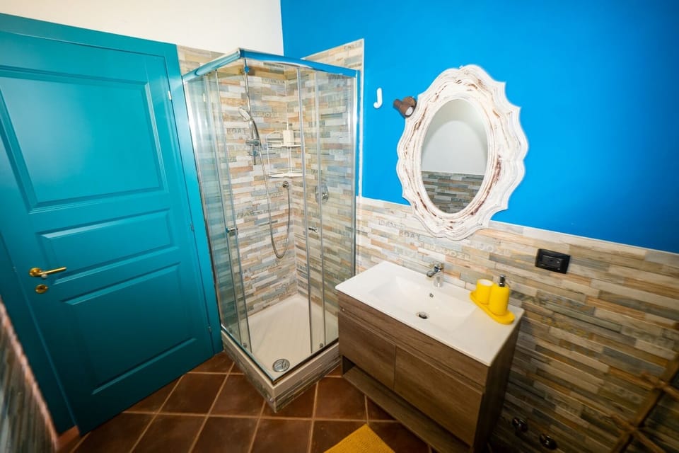 Superior Room, Accessible, Courtyard View | Bathroom | Shower, rainfall showerhead, free toiletries, hair dryer