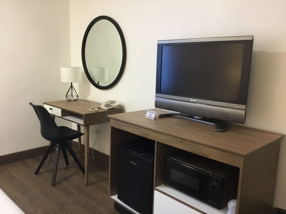 32-inch LCD TV with cable channels, TV