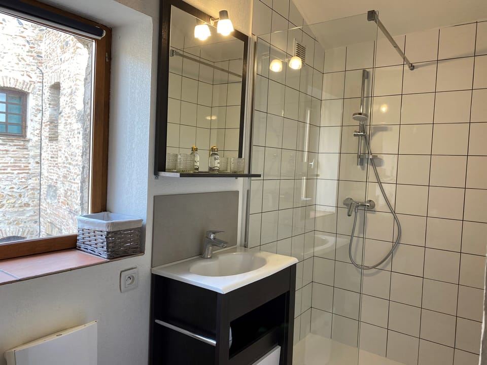 Comfort Duplex, 2 Bedrooms (Gite) | Individually decorated, individually furnished, desk, blackout drapes