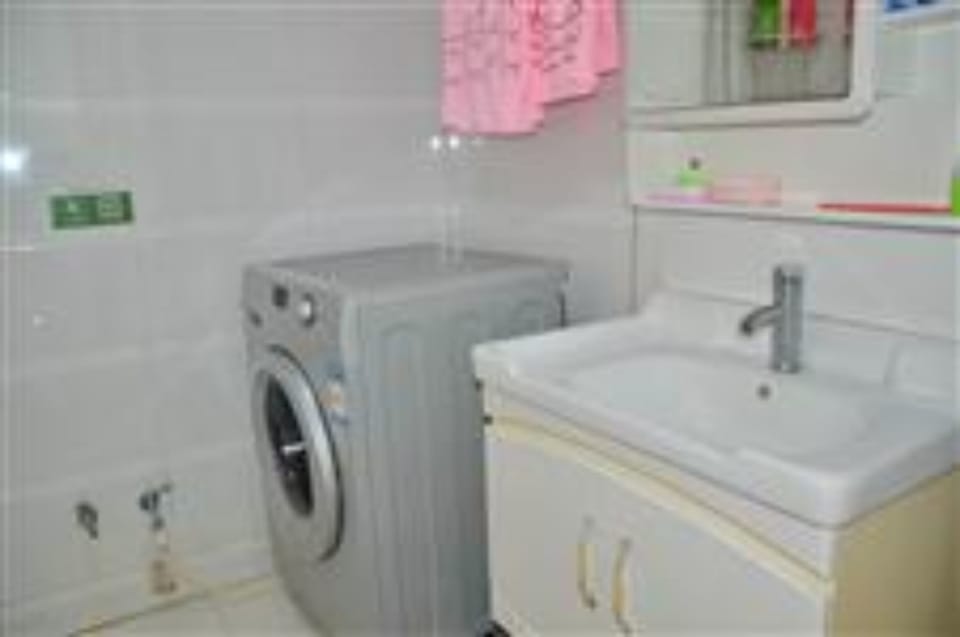 Two-Bedrooms Apartment | Bathroom | Shower, free toiletries, hair dryer, slippers