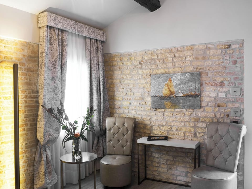 Junior Suite | In-room safe, desk, blackout drapes, soundproofing