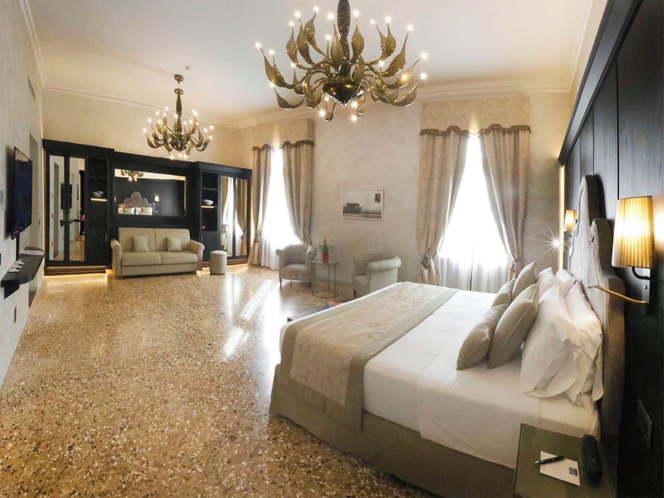 Panoramic Suite (Open) | In-room safe, desk, blackout drapes, soundproofing