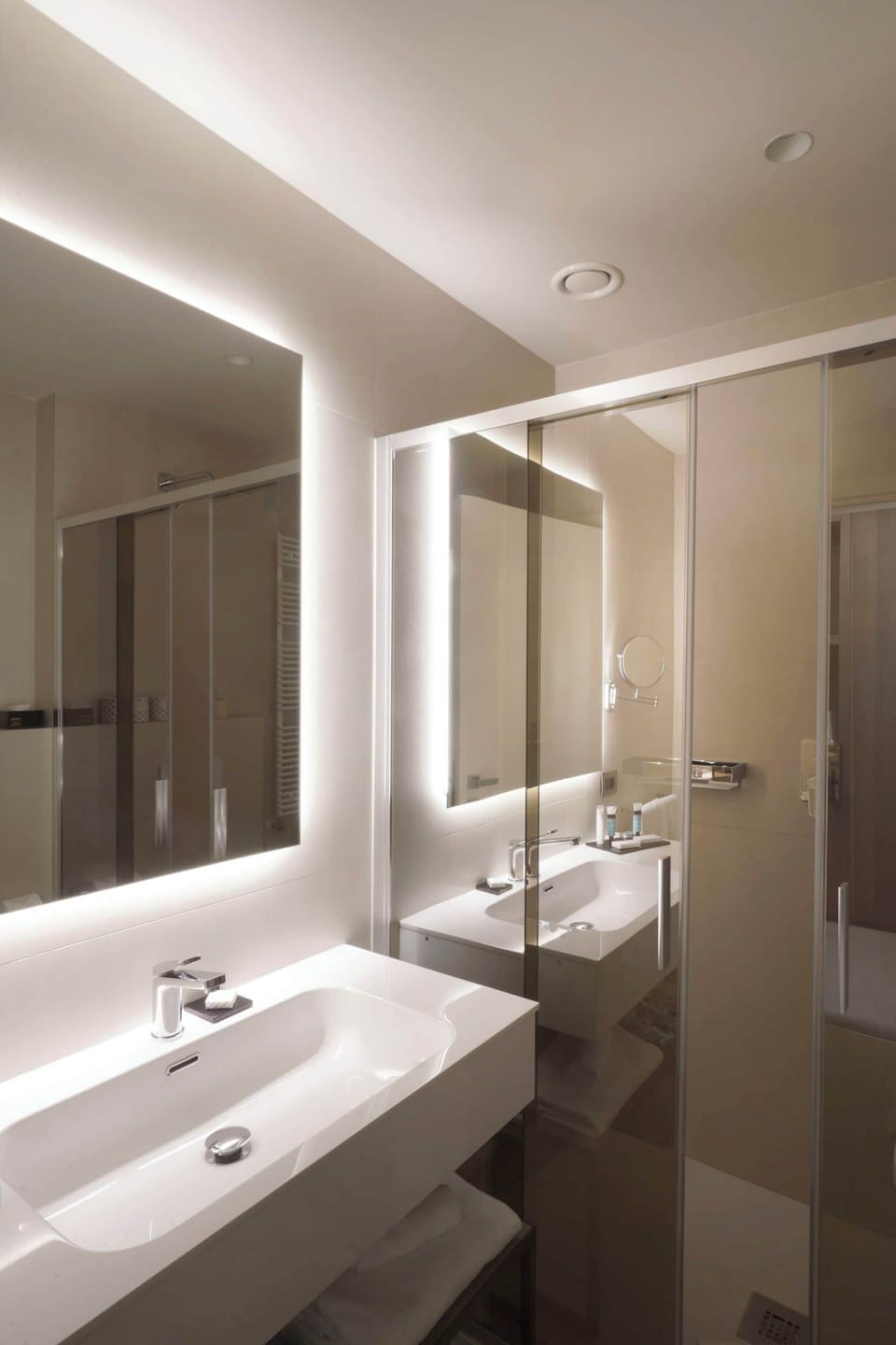 Deluxe Double or Twin Room (Large) | Bathroom | Eco-friendly toiletries, hair dryer, slippers, bidet
