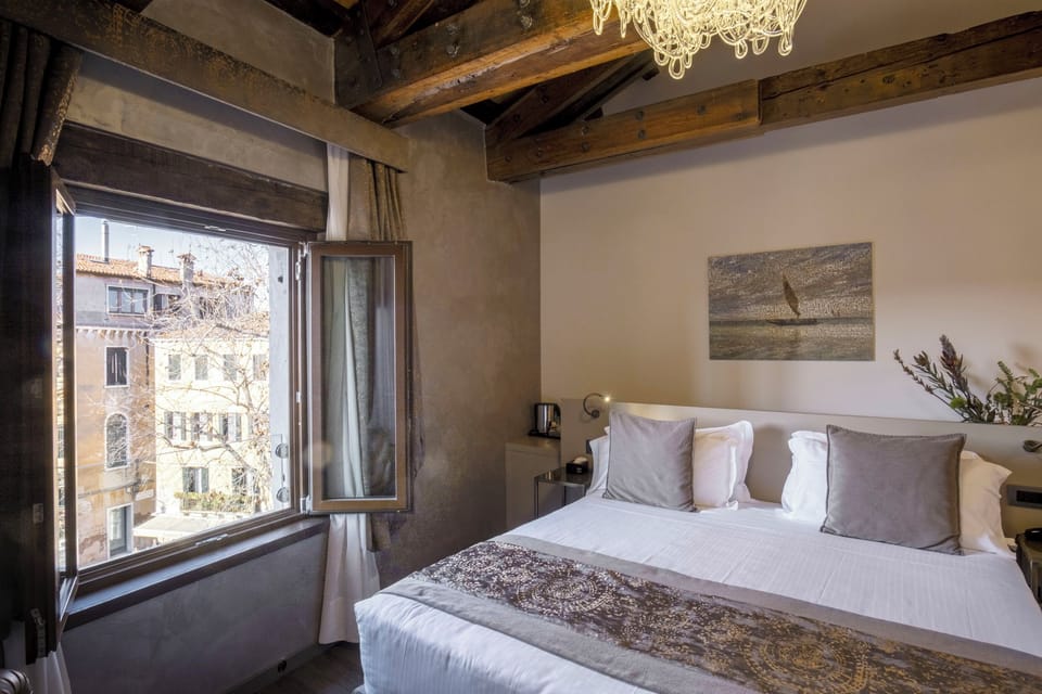 Junior Suite | In-room safe, desk, blackout drapes, soundproofing
