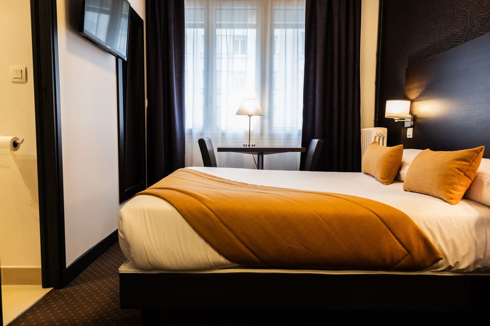 Double Room Single Use, 1 Double Bed | Premium bedding, desk, blackout drapes, iron/ironing board