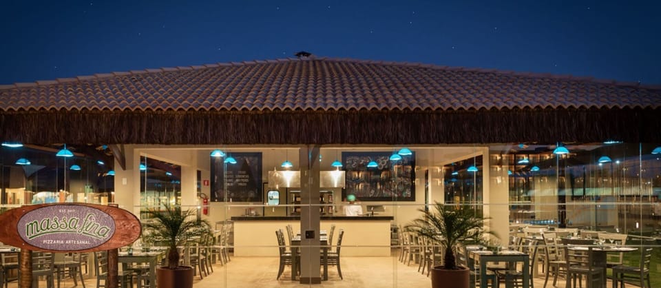 5 restaurants; lunch and dinner served