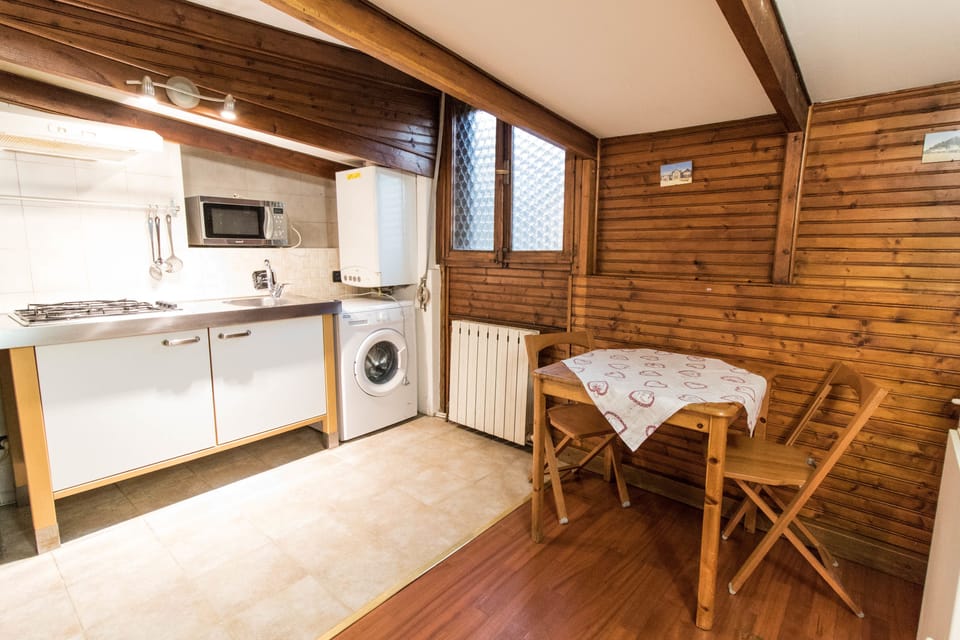 Studio | Private kitchenette | Fridge, microwave, stovetop, espresso maker