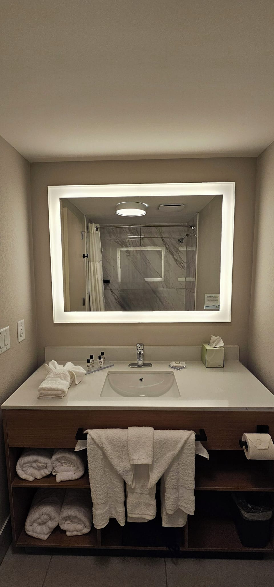 Combined shower/tub, hydromassage showerhead, free toiletries