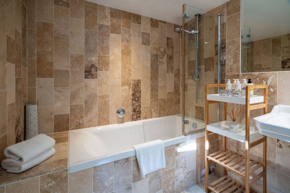 Comfort Room | Bathroom | Free toiletries, towels