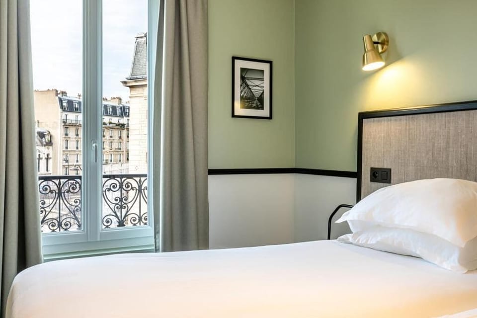 Room | Premium bedding, in-room safe, desk, iron/ironing board (on request)