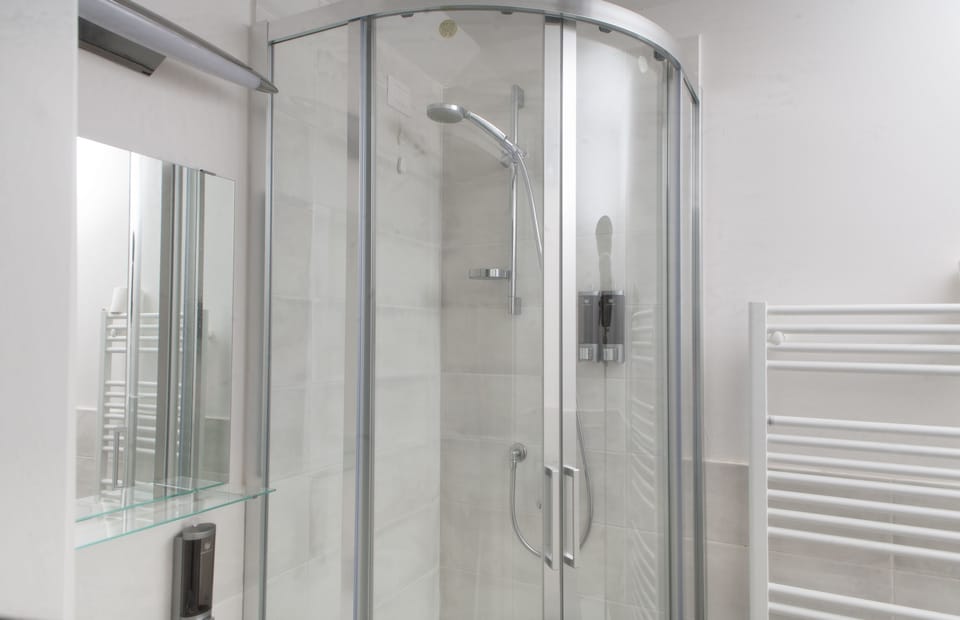 Standard Room, 1 Double Bed | Bathroom shower