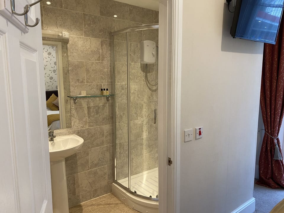 Standard Double Room, Ensuite (Ground Floor Rm1)