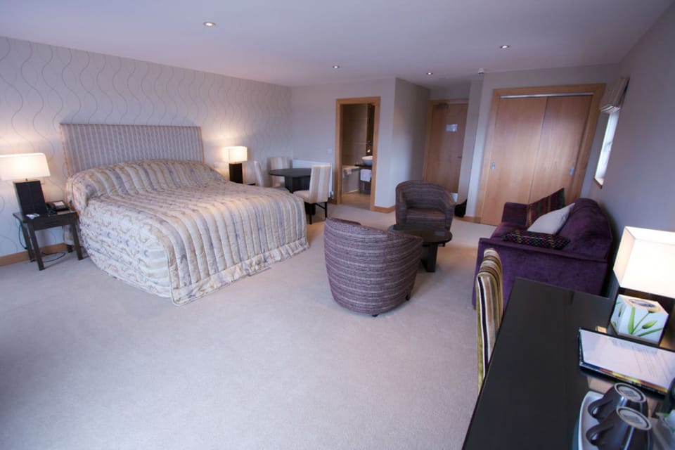 Superior Deluxe Double Room, Non Smoking | Hypo-allergenic bedding, desk, iron/ironing board, free WiFi