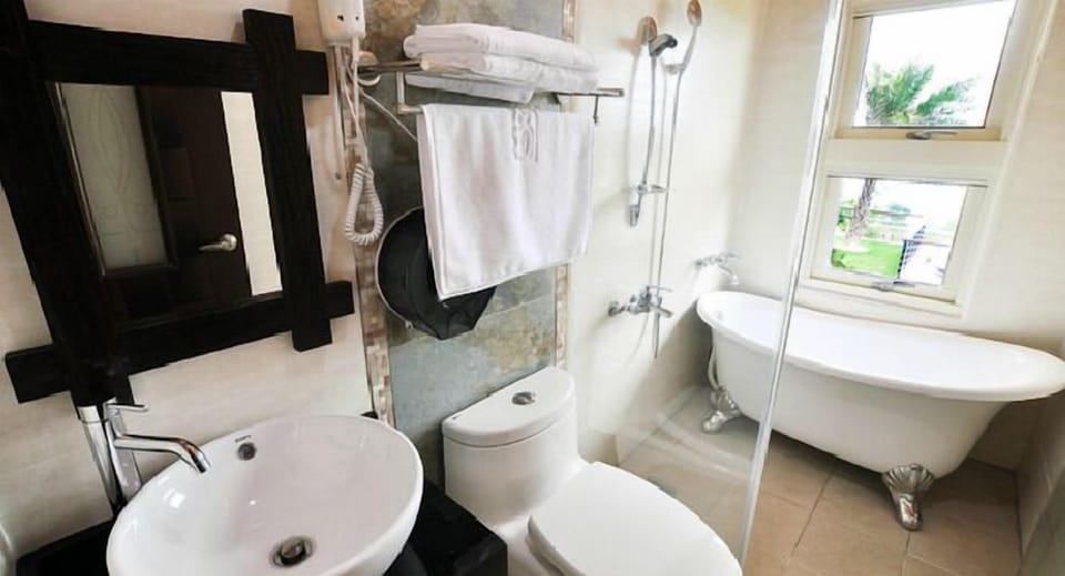 Comfort Double Room | Bathroom | Free toiletries, hair dryer, slippers, towels