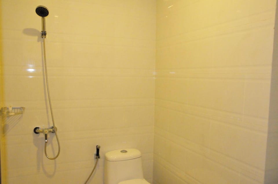 Shower, rainfall showerhead, free toiletries, bidet