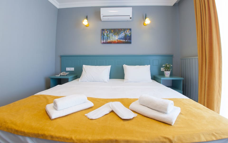 Standard Room, 1 Queen Bed, Mountain View | Desk, soundproofing, WiFi, bed sheets