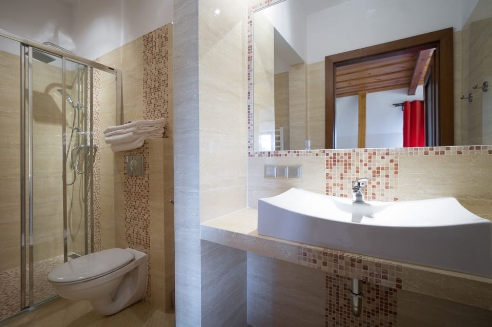 Family Room, Balcony (Pokoj 3) | Bathroom | Shower, free toiletries, hair dryer, towels