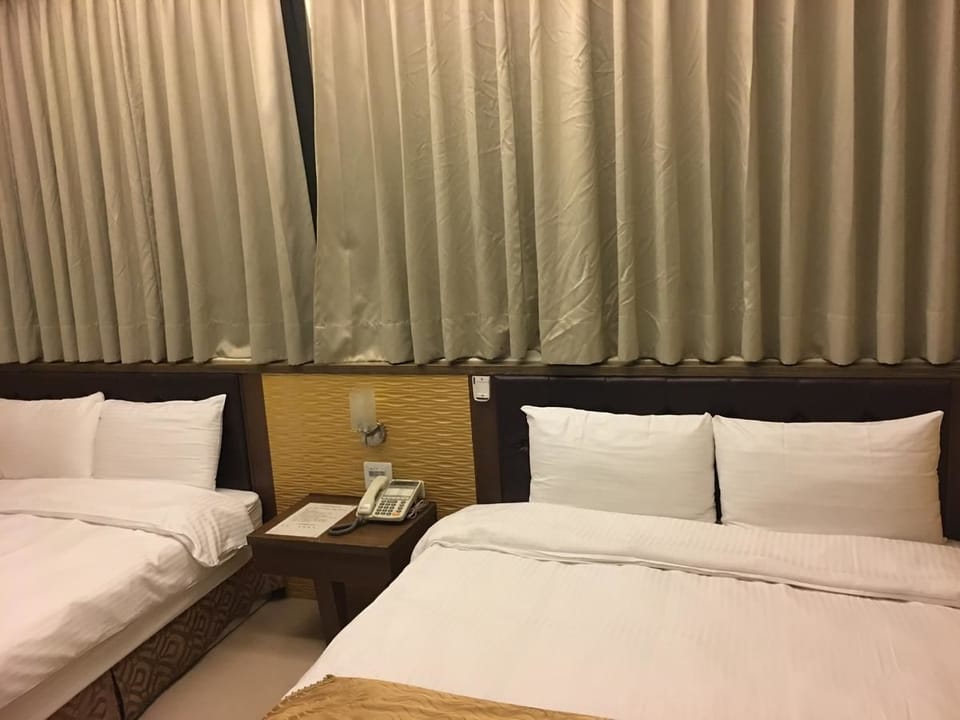 Deluxe Quadruple Room | Desk, blackout drapes, soundproofing, free WiFi