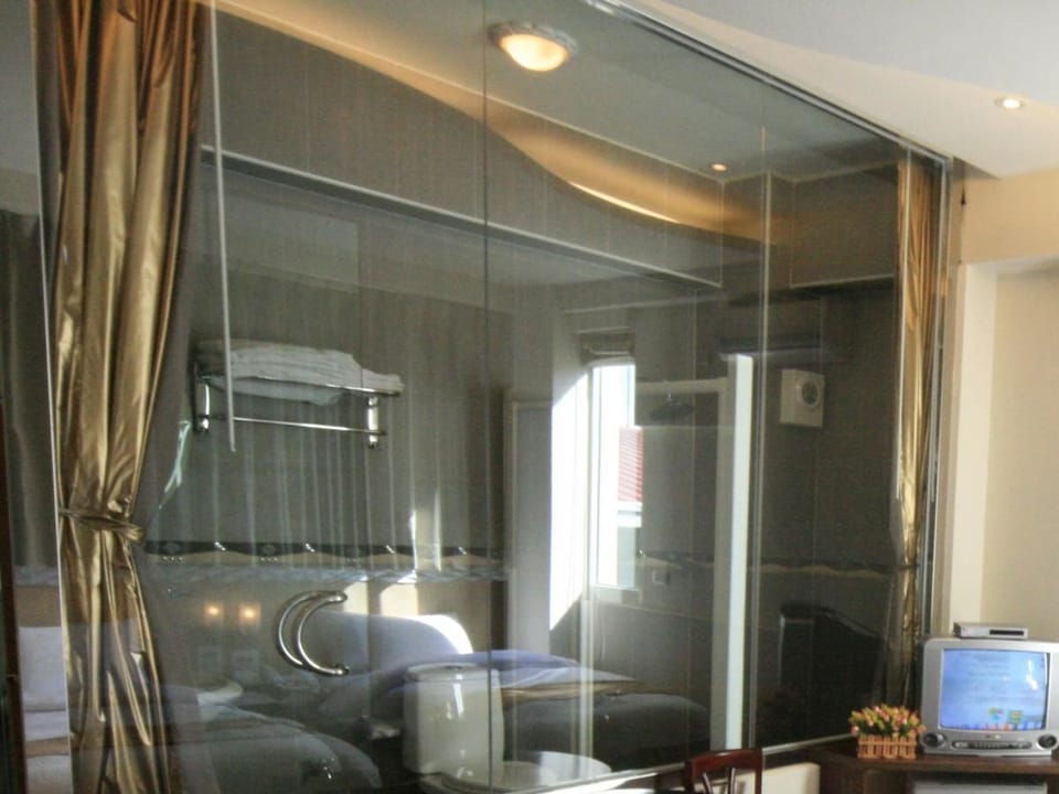 Deluxe Triple Room | Desk, blackout drapes, soundproofing, free WiFi