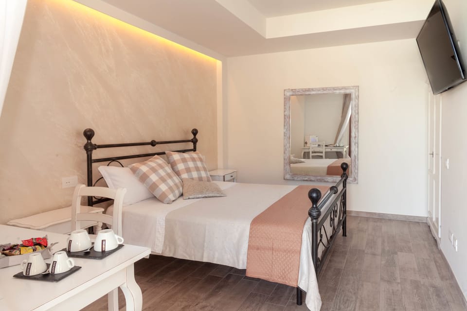 Double Room, Pool View | Desk, soundproofing, free WiFi, wheelchair access