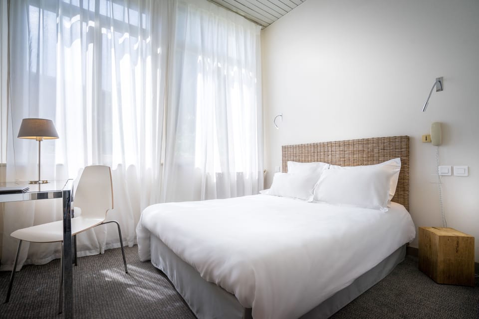 In-room safe, desk, free WiFi