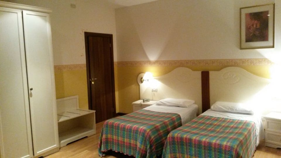 Double or Twin Room | In-room safe, desk, soundproofing, WiFi (free)