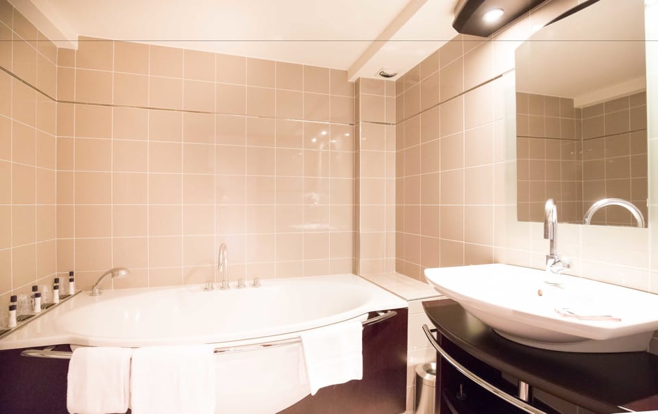 Family Room | Bathroom | Free toiletries, hair dryer, towels
