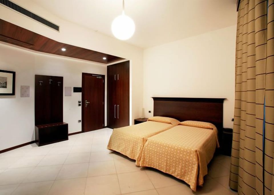 Classic Twin Room | Desk, iron/ironing board, free cribs/infant beds, free WiFi