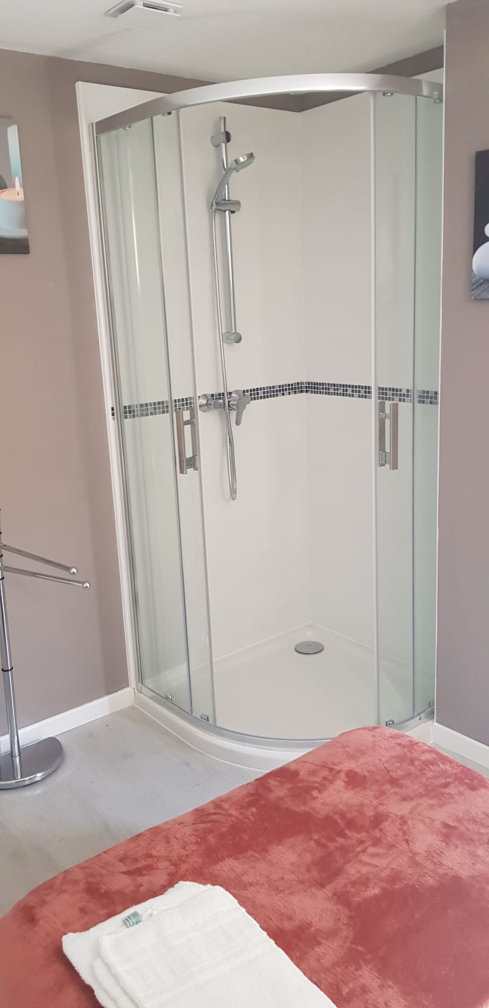 Single Room | Bathroom | Shower, towels, soap, shampoo