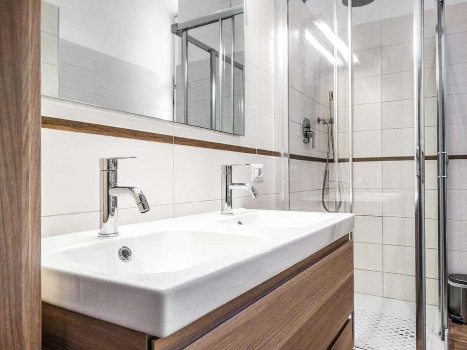 Apartment, 2 Bedrooms, Kitchen | Bathroom | Shower, free toiletries, hair dryer, bidet
