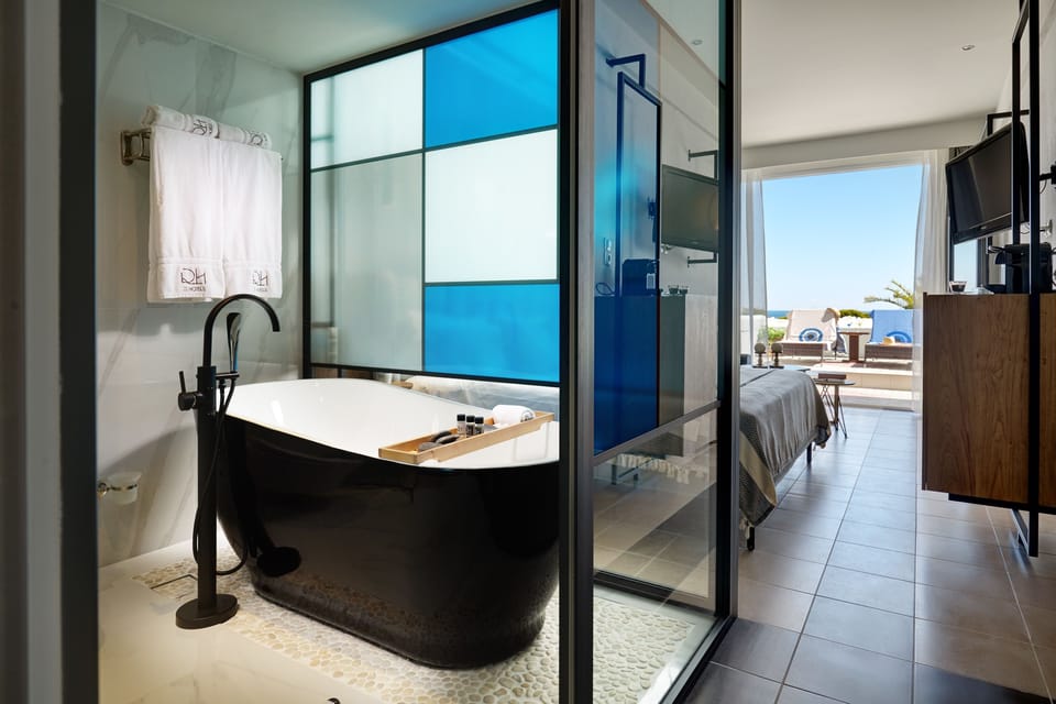 Swim Up suite with sharing pool | Deep soaking bathtub