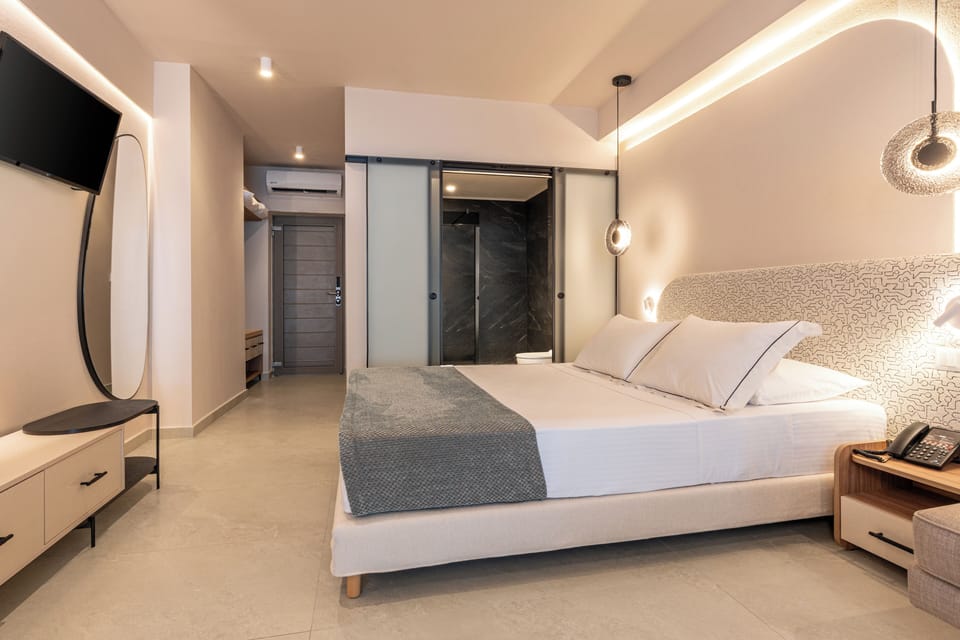 Deluxe Studio Suite | Pillowtop beds, minibar, in-room safe, soundproofing