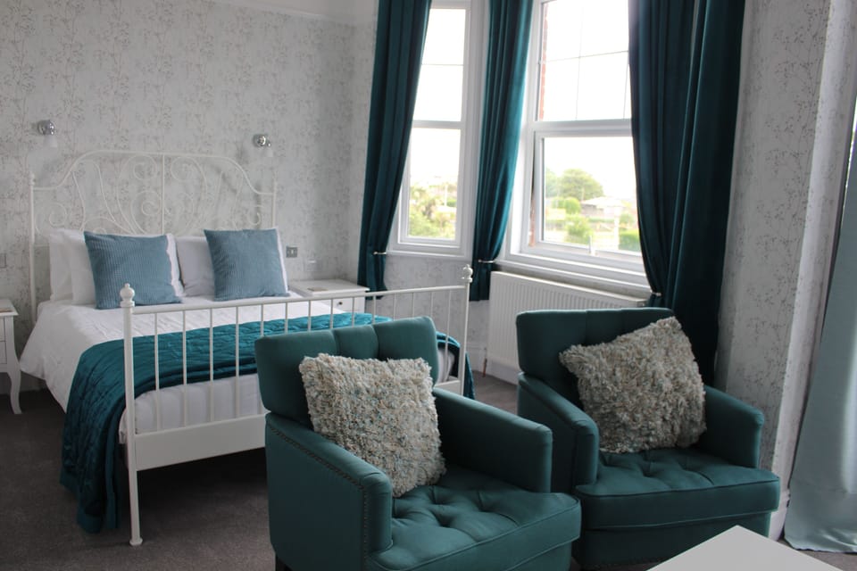 Premium Double Room, 1 Queen Bed, Sea View | Individually decorated, individually furnished, iron/ironing board
