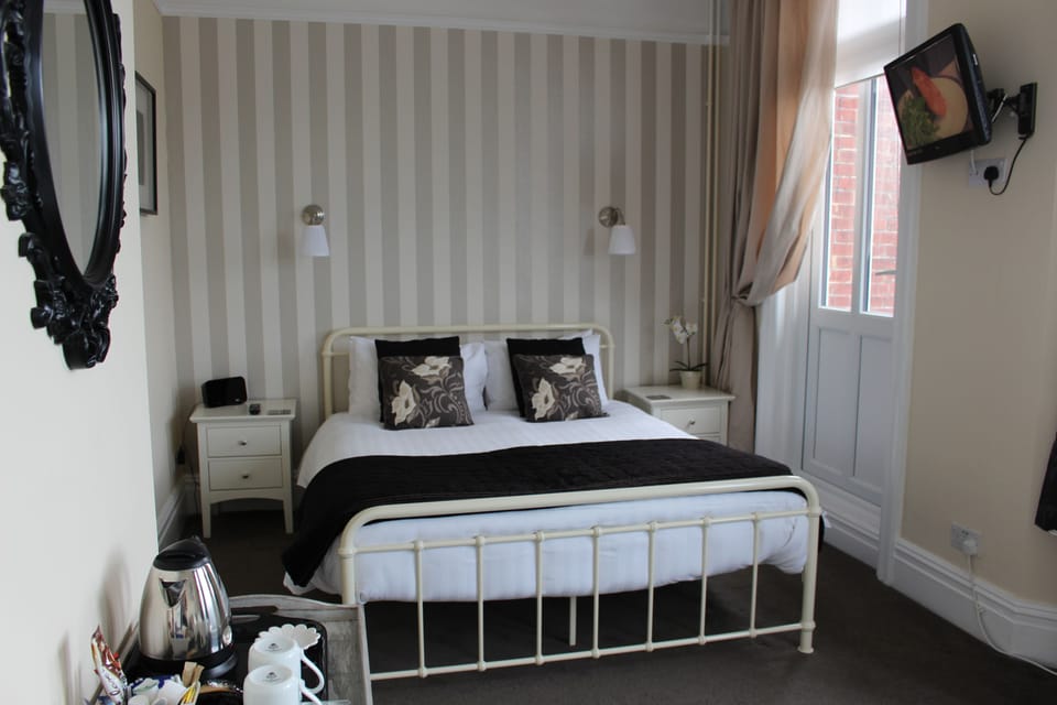 Superior Double Room, 1 Queen Bed, Sea View, Sea Facing | Individually decorated, individually furnished, iron/ironing board
