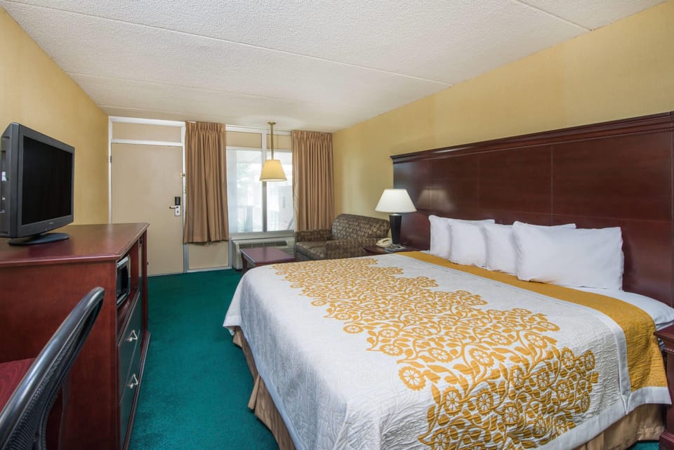 Standard Room, 1 King Bed | Free WiFi, bed sheets, alarm clocks