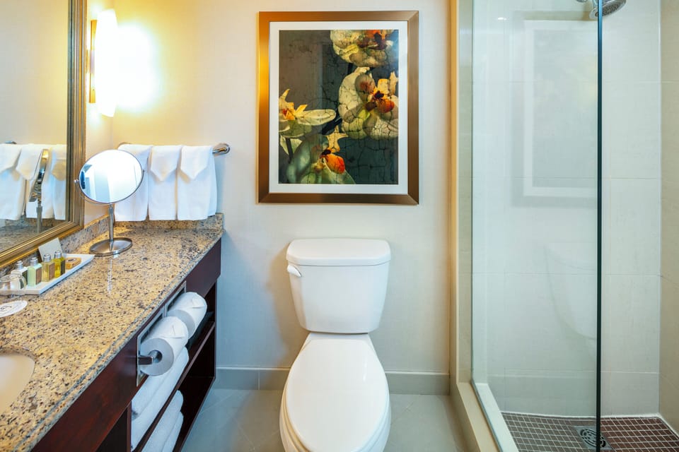 Business Room (Crown service) | Bathroom | Combined shower/tub, eco-friendly toiletries, hair dryer, towels