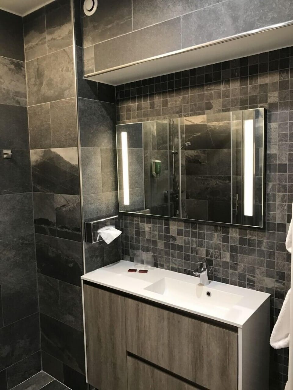 Bathroom sink