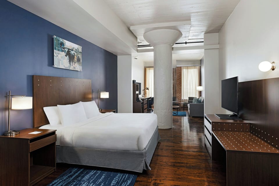 Executive Suite, 1 King Bed | Desk, blackout drapes, iron/ironing board, WiFi (free)