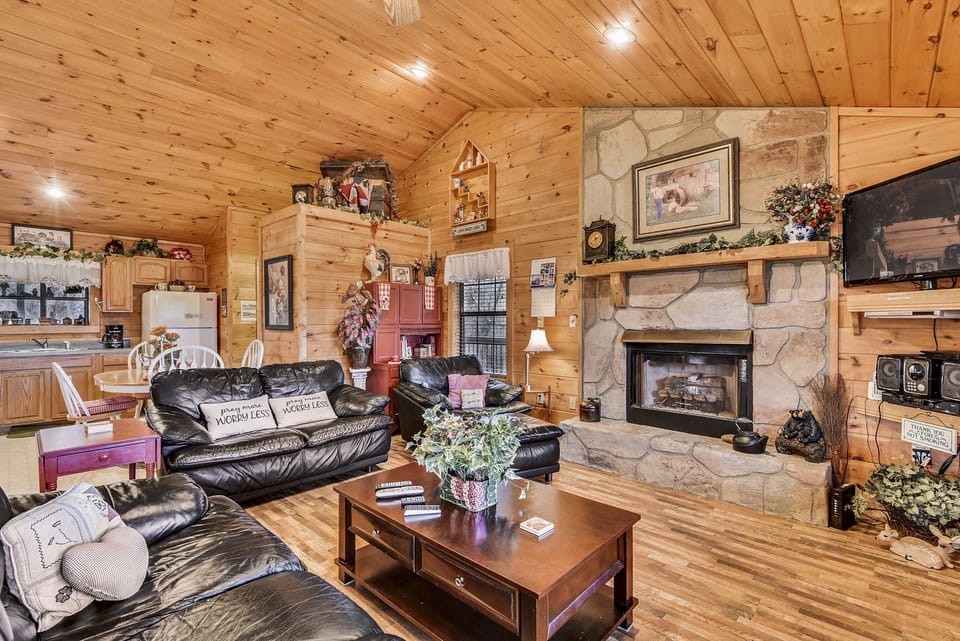 Cabin, 1 Bedroom | Living room | Smart TV