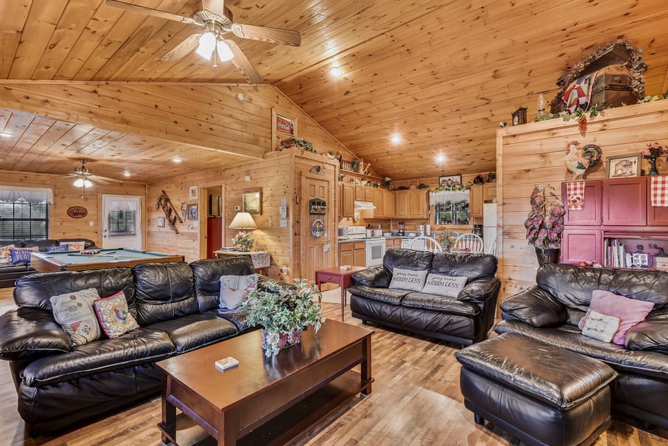 Cabin, 1 Bedroom | Living room | Smart TV