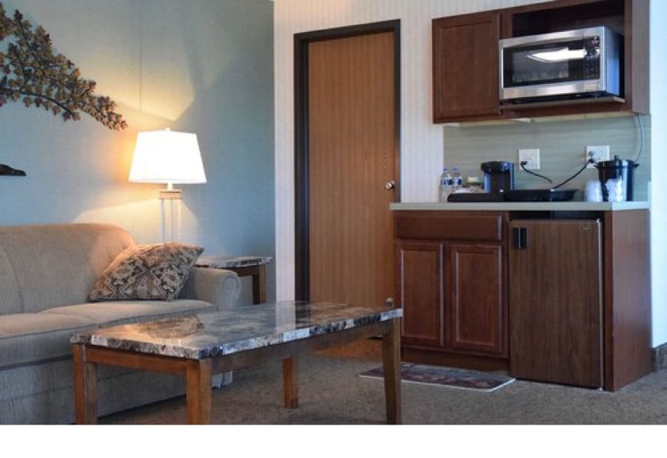 Premium bedding, iron/ironing board, free cribs/infant beds