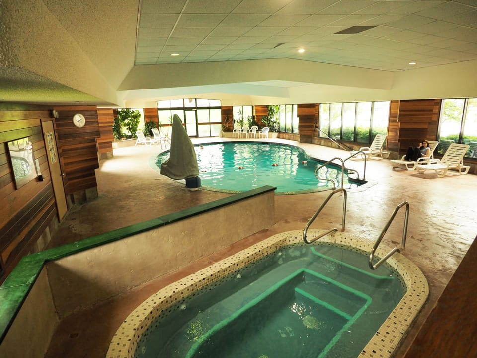 Indoor pool, sun loungers